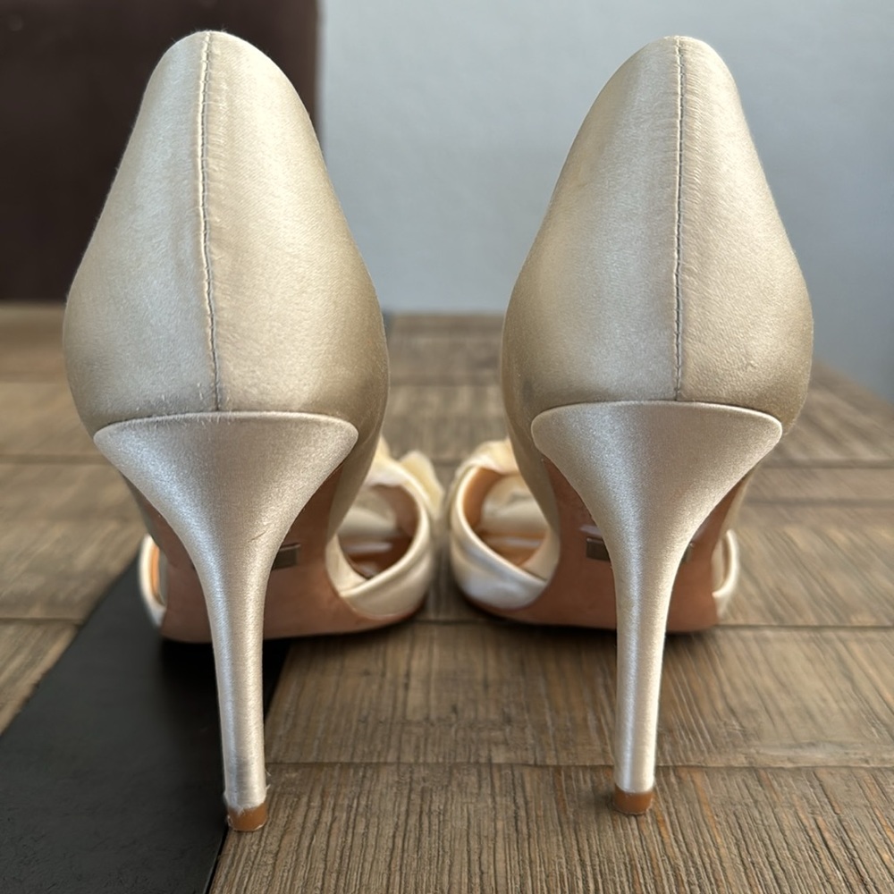 Badgley Mischka Gensing Ivory Satin Peep Toe Pump - Picture 4 of 8